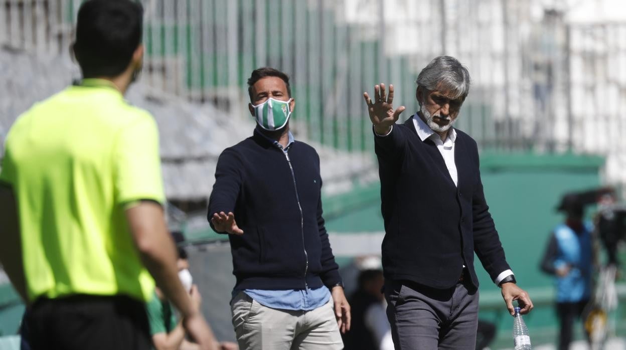 El entrenador del Córdoba CF, Pablo Alfaro, en la banda de El Arcángel