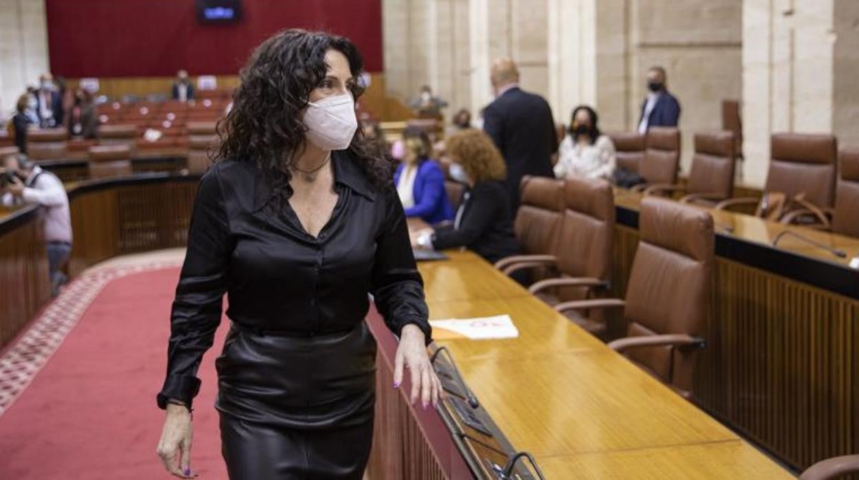 La consejera de Igualdad, Rocío Ruiz, antes del debate a la totalidad del proyecto de Ley de Infancia y Adolescencia en la primera jornada del Pleno del Parlamento andaluz