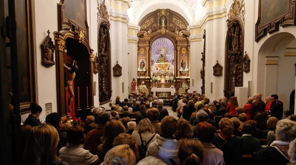 La iglesia de los Dolores un Viernes de Dolores en Córdoba