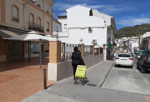 Una mujer pasa ante una terraza vacía esta semana en la localidad