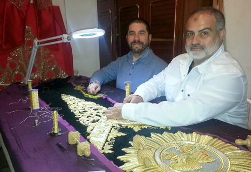 Juan Carlos Romero y Francisco Javier Piñero, bordadores en su taller