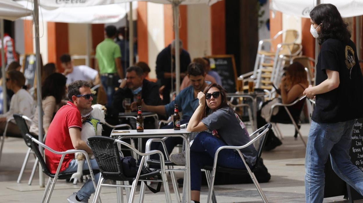 Clientes en una terraza de Córdoba este fin de semana