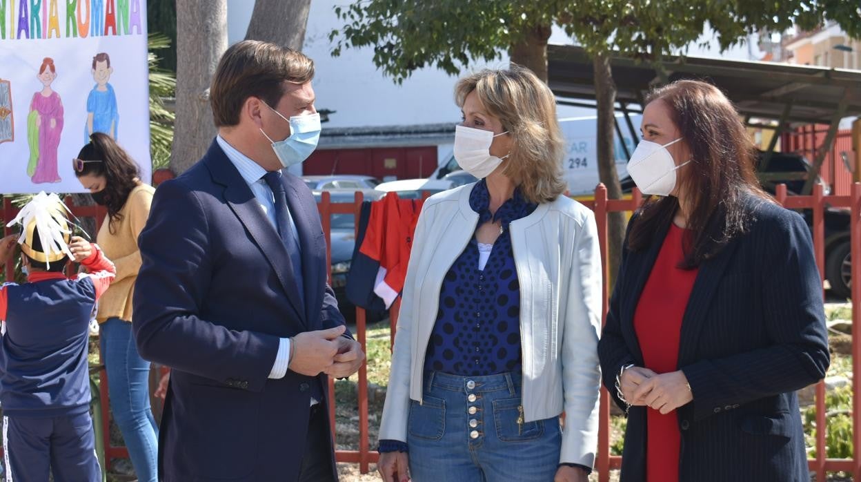 Visita de la delegada de Educación (centro) a Puente Genil