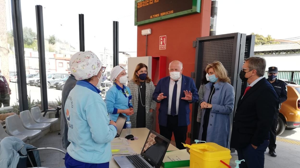 Visita del consejero de Salud, Jesús Aguirre, a Montoro