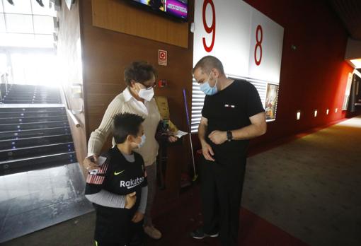 Una abuela y su nieto acceden al cine en Córdoba