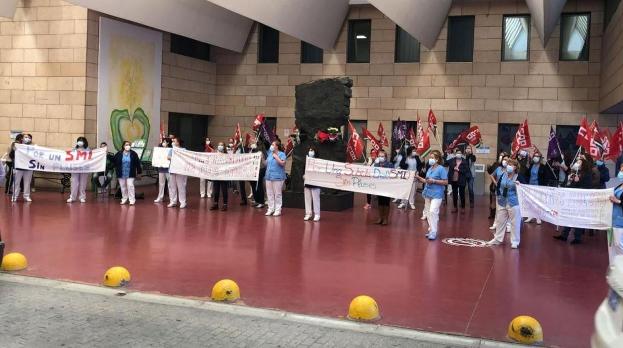 COncentración de las limpiadoras esta semana ante el Hospital Reina Sofía