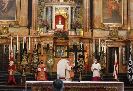 El obispo, junto a los estandartes de las cofradías, al inicio de la misa de palmas