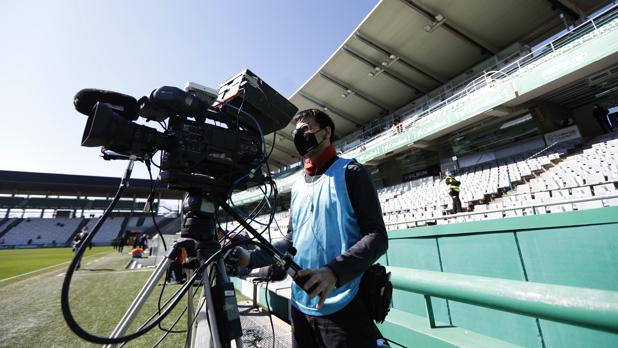 Horario y dónde ver por televisión el Córdoba CF - Cádiz B y el también decisivo Sevilla Atlético - Linense