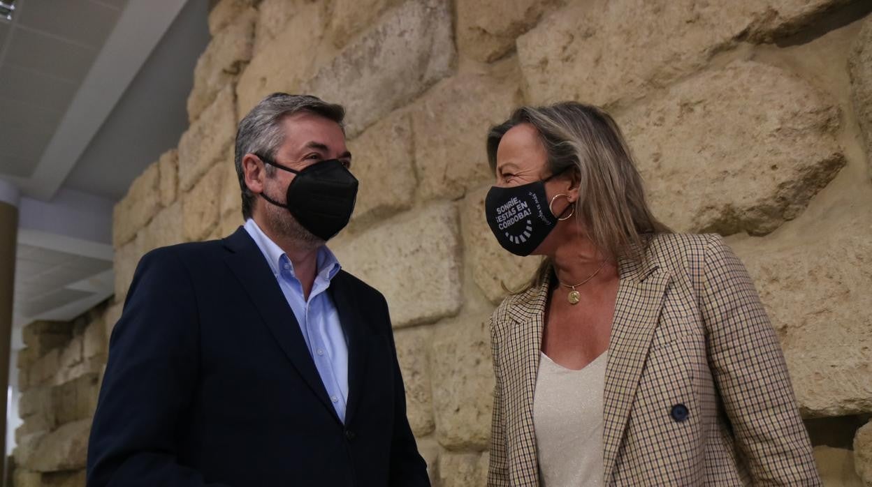 Miguel Ángel Torrico e Isabel Albás, esta mañana en el Ayuntamiento