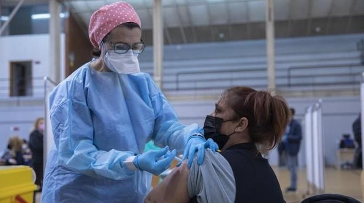 Una mujer recibe la vacuna contra el coronavirus