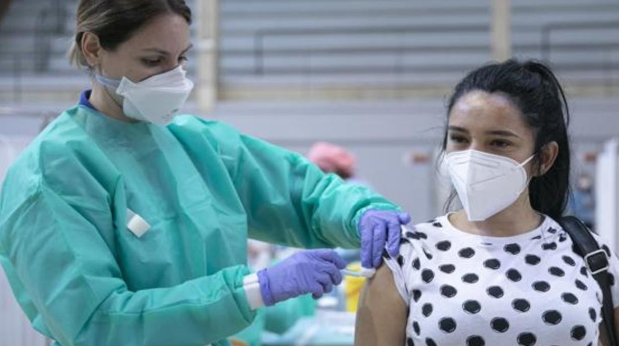 Una mujer recibe la vacuna contra el coronavirus