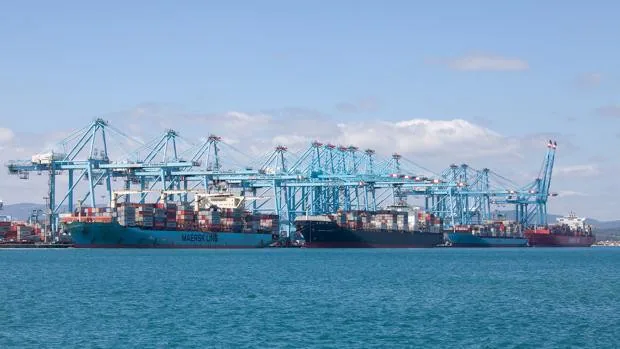 El puerto de Algeciras sorteará con reajustes las consecuencias del colapso en el Canal de Suez