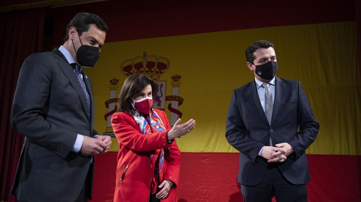 El alcalde, junto a la ministra de Defensa y al presidente de la Junta en un acto reciente