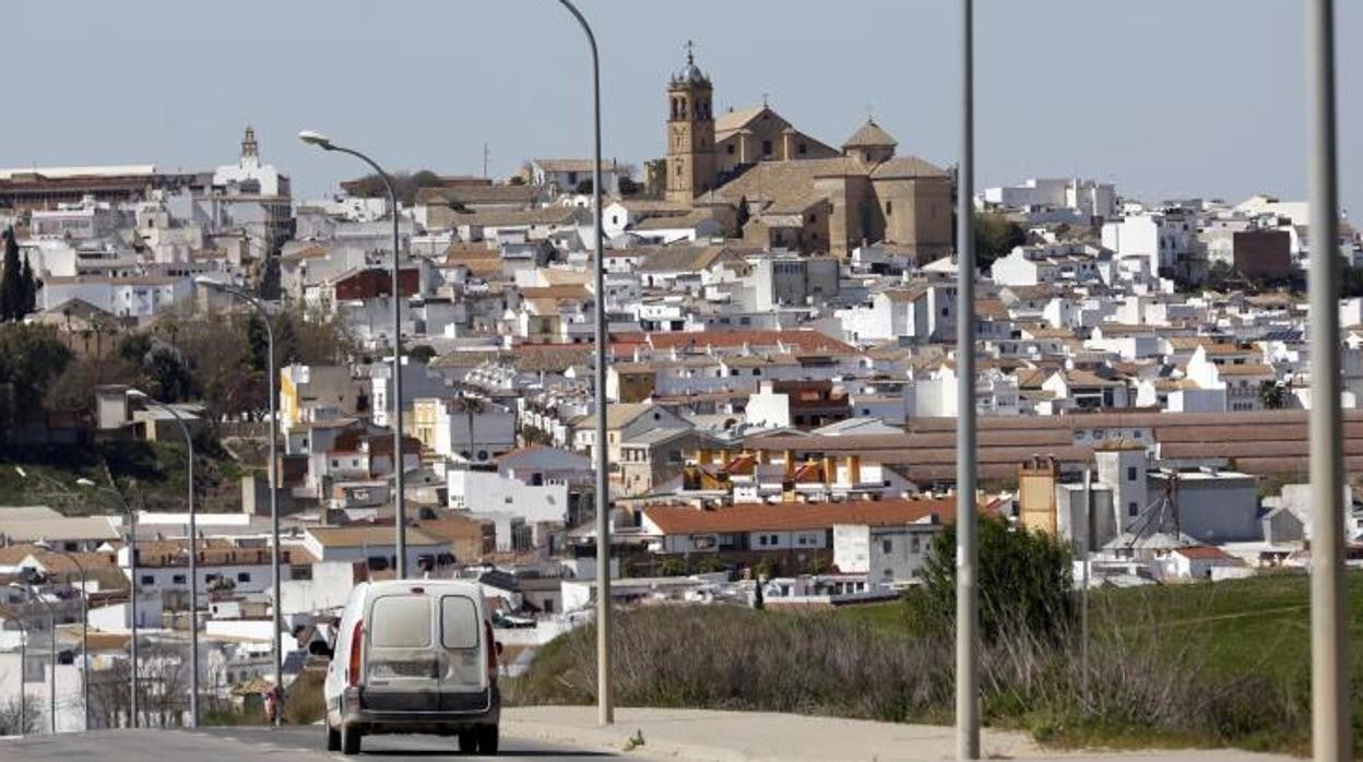 Carretera de acceso al casco urbano de Montilla con el Castillo del Gran Capitán de fondo