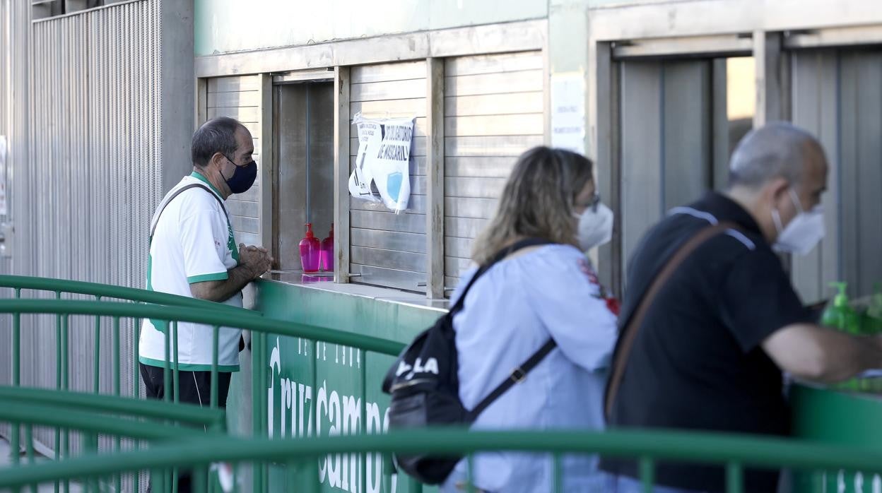 Abonados del Córdoba CF retiran sus localidades en las taquillas del estadio