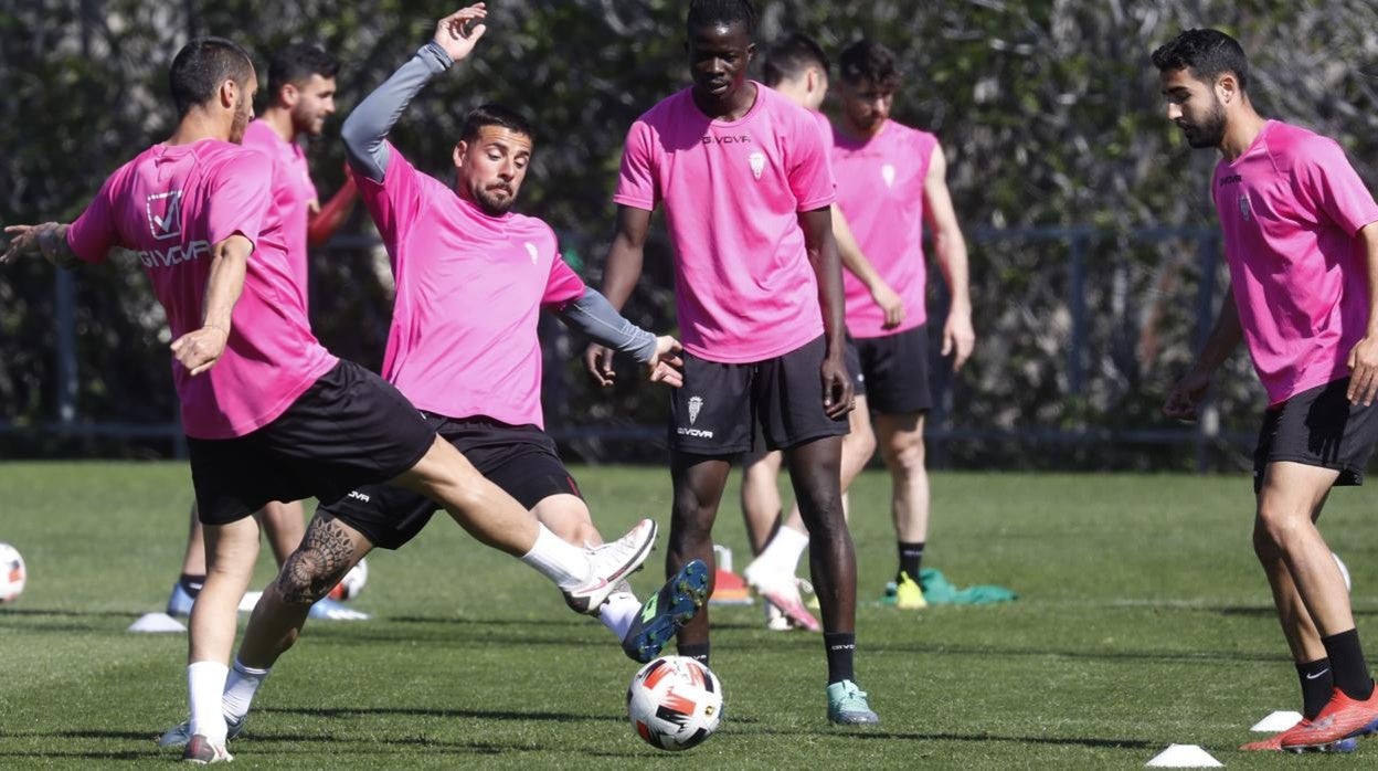 Xavi Molina, con camiseta térmica gris, presiona a Moutinho junto a Djetei y Núñez