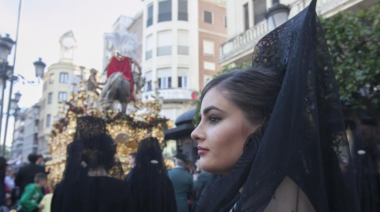 Una joven de mantilla, tras el paso de Humildad y Paciencia