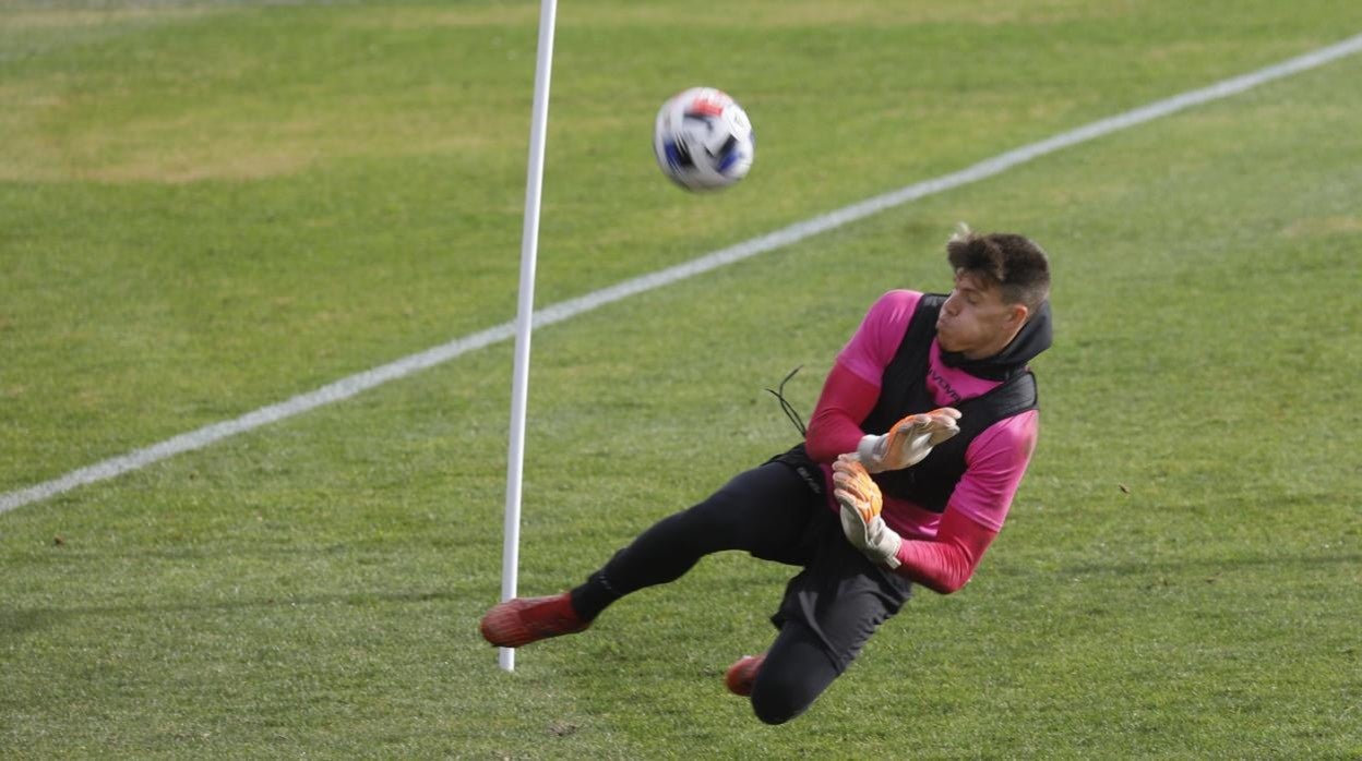 El portero del Córdoba Isaac Becerra hace una parada en un entrenamiento