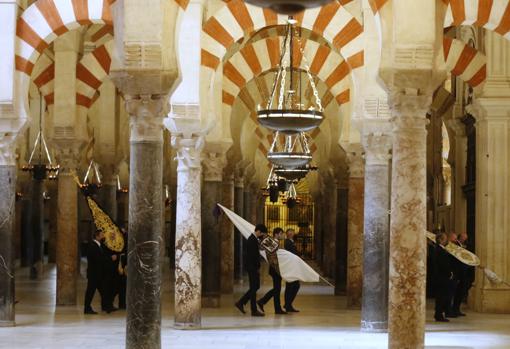 Estandartes de las cofradías del Miércoles Santo en la Catedral de Córdoba