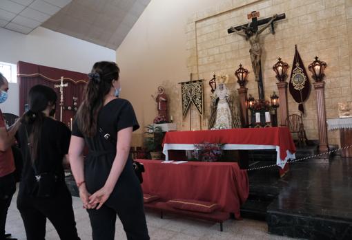 El Cristo de la Piedad y la Virgen de la Esperanza, en su parroquia de Las Palmeras