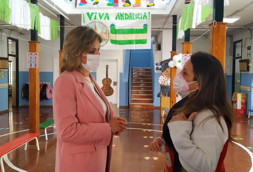 La delegada de Educación en su visita a la escuela infantil Miraflores