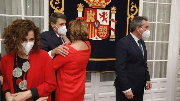 La toma de posesión del nuevo delegado del Gobierno pone el foco sobre la sucesión de Susana Díaz en el PSOE