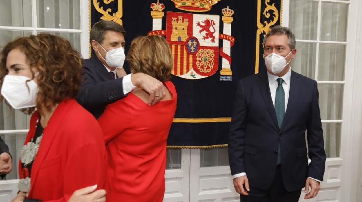 De espaldas, Susana Díaz saludando al nuevo delegado flanqueada por Montero y Espadas