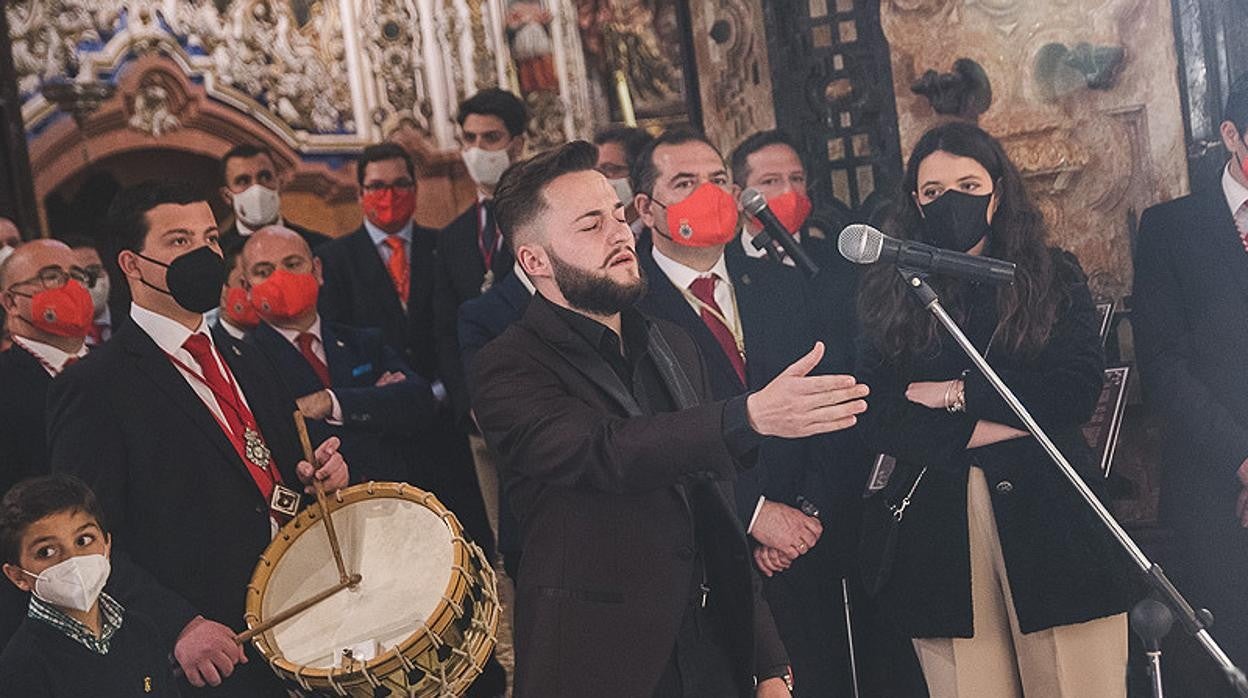 Un joven canta una saeta en el Martes Santo en un templo de Lucena