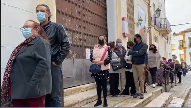 Vídeo: Las colas para ver al Nazareno ya dan la vuelta a la Iglesia de Santa María