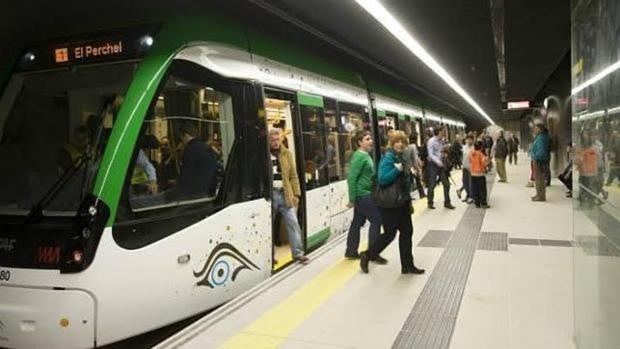 «Lazos de seguridad»: los 400 operarios que mantienen los metros de Andalucía en orden todo el año