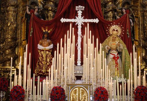 Las imágenes de la Esperanza, en el altar mayor de San Andrés