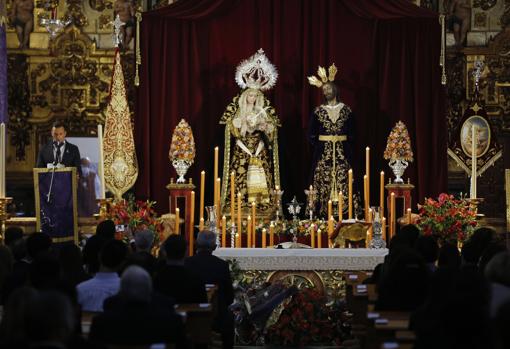 La Virgen del Rocío y Lágrimas y el Señor del Perdón, en el altar mayor de la Trinidad