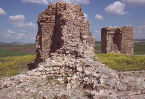 Restos del primer castillo de Montemayor, conocido como el de Dos Hermanas