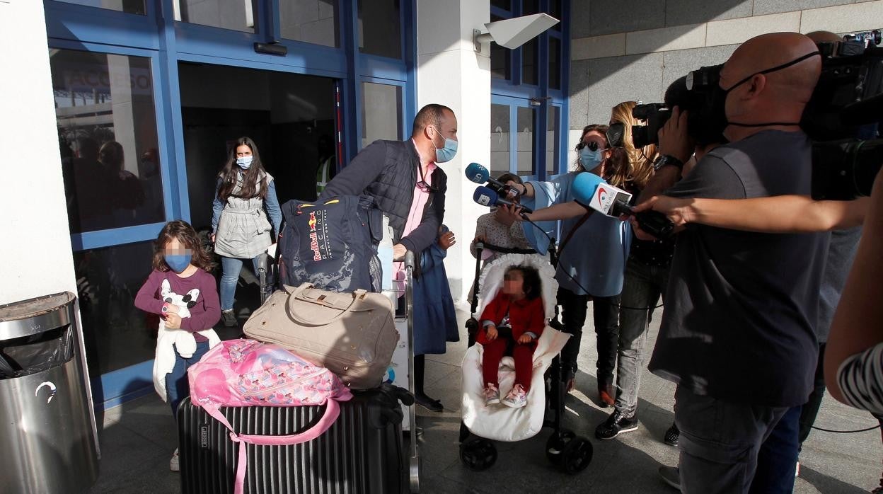 Una familia, a su llegada al puerto de Algeciras este domingo