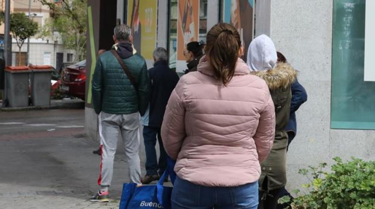 Personas en la cola de la oficina de Empleo