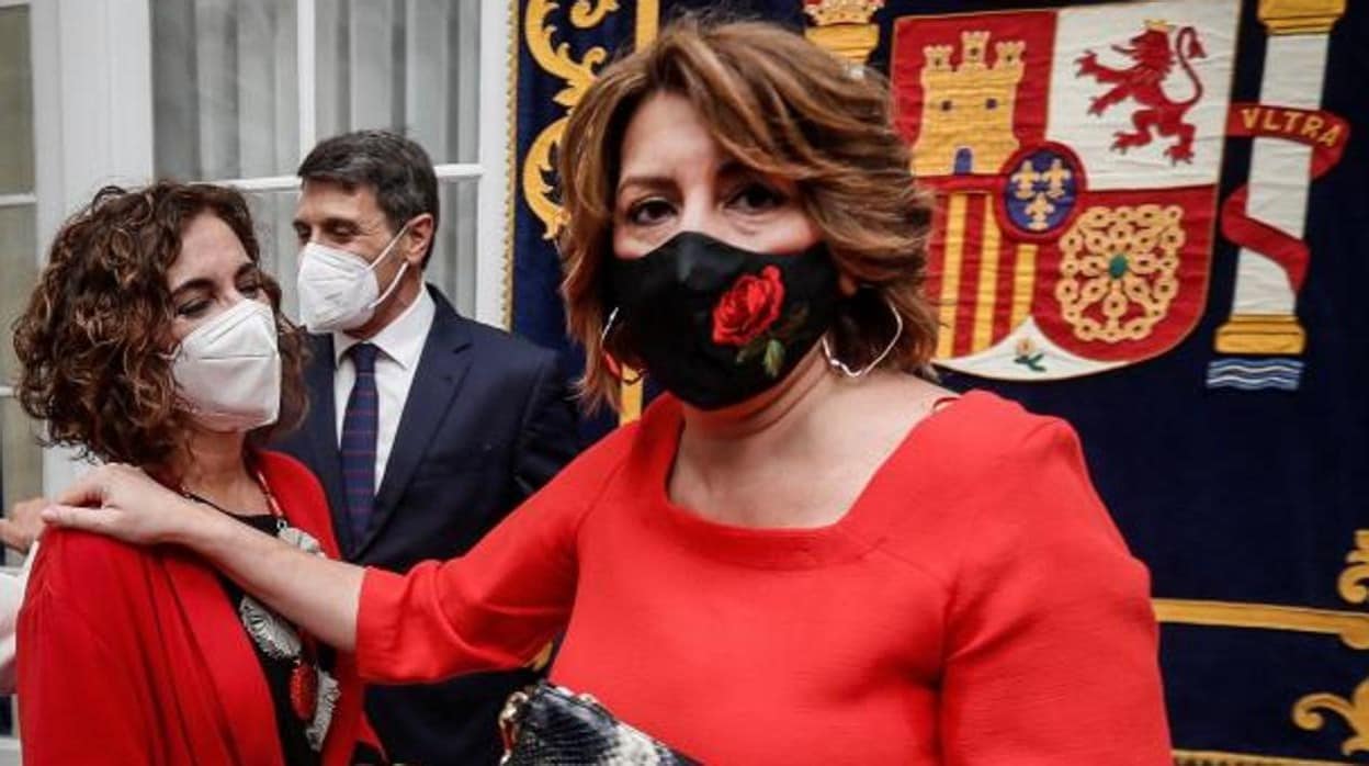 La líder de los socialistas andaluces, Susana Díaz, saluda a la ministra de Hacienda, María Jesús Montero, durante el acto de toma de posesión del nuevo delegado del Gobierno en Andalucía