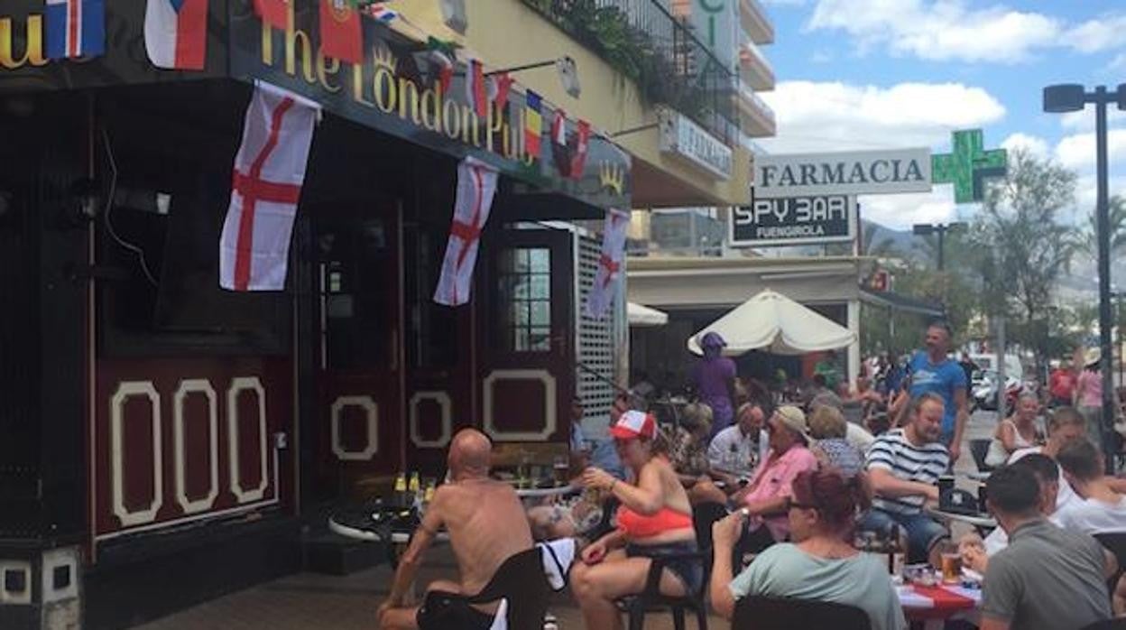 Británicos durante un partido de la selección inglesa en Fuengirola