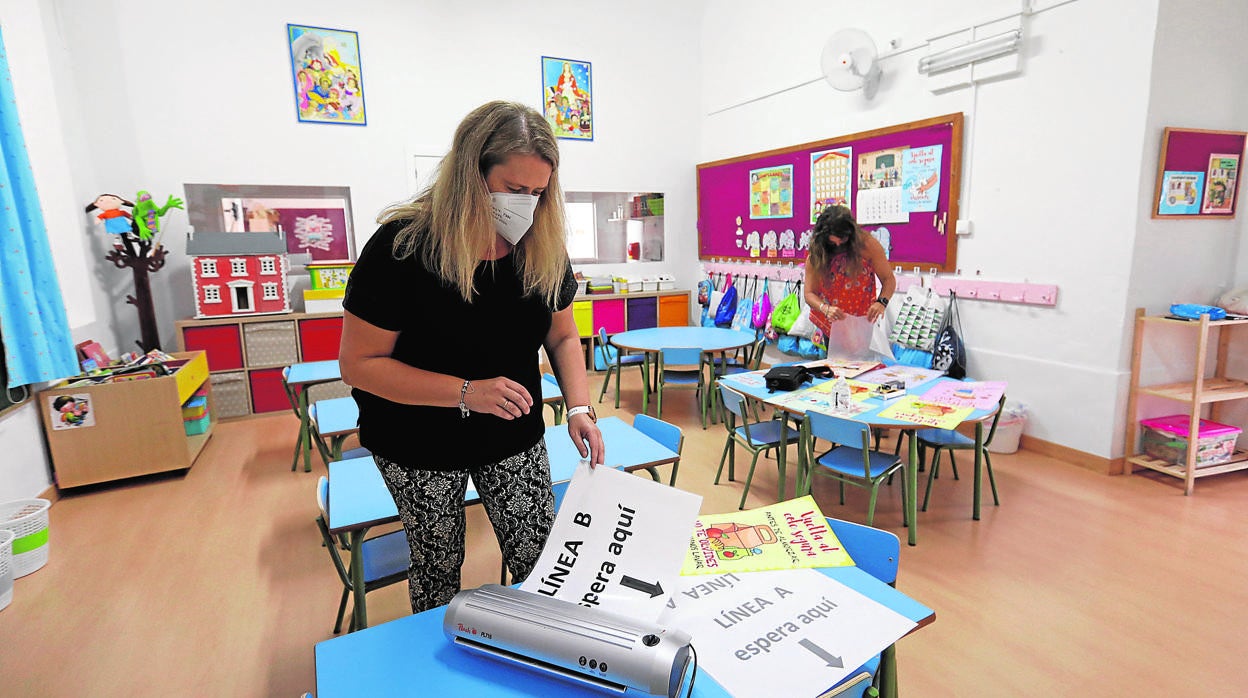 Profesoras trabajan con material escolar