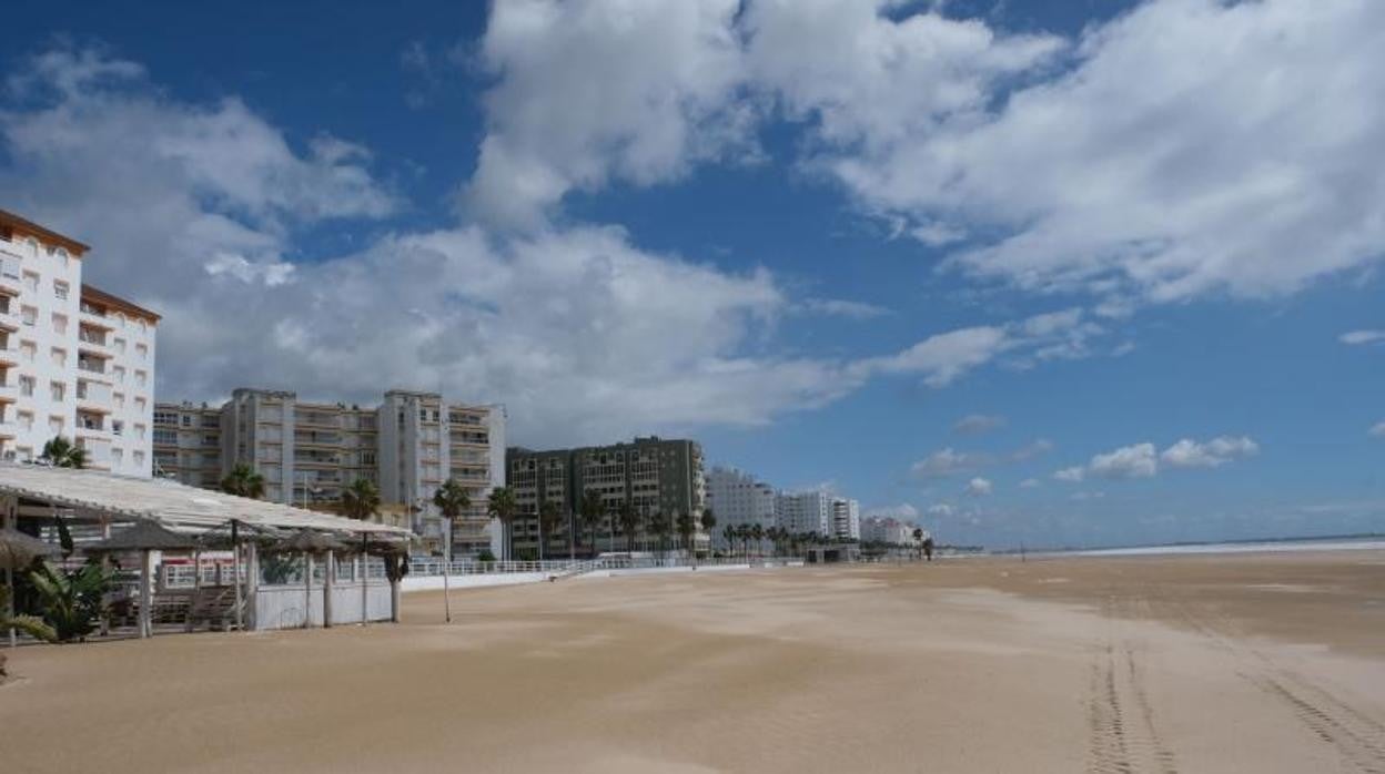 Imagen desierta de la playa de Valdelagrana en El Puerto