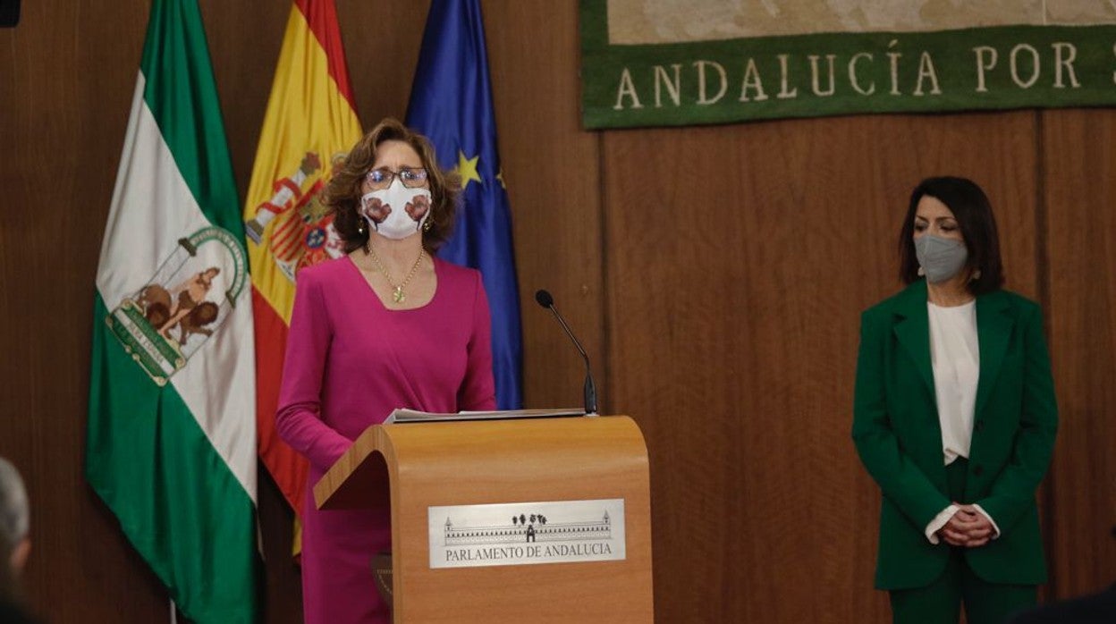 Carmen Núñez, durante su discurso de toma de posesión, junto a la presidenta del Parlamento andaluz, Marta Bosquet