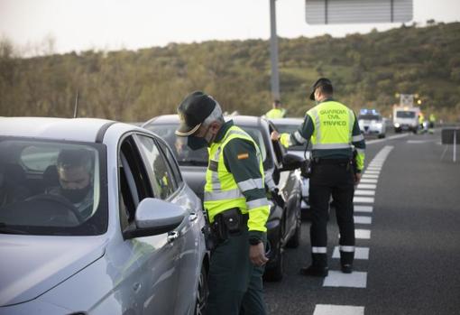 Agentes de la Guardia Civil durante un control de movilidad en la Autovía de la A-66 dirección Sevilla en las inmediaciones del El Ronquillo
