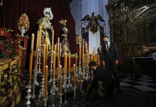 Altar de la Virgen del Rocío y Lagrimas y el Señor del Perdón en la Trinidad