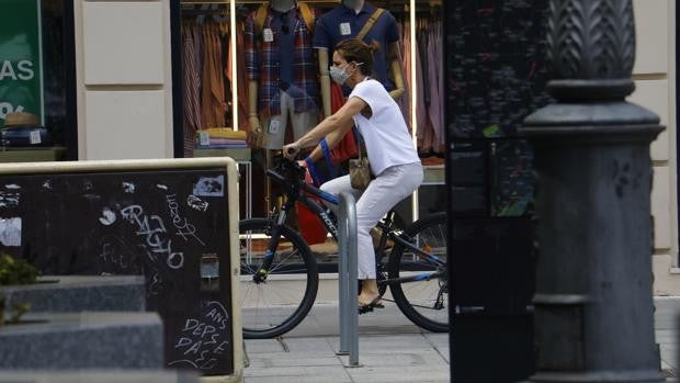 La Policía Local de Córdoba desvía a los ciclistas para que no vayan por calles peatonales