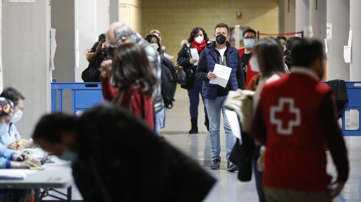 Docentes a la espera de vacunarse, el pasado febrero