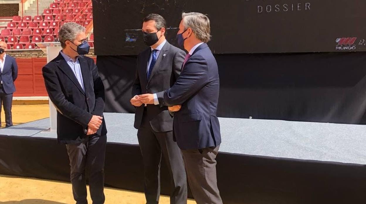 El alcalde, en la presentación del nuevo promotor cultural de la plaza de toros