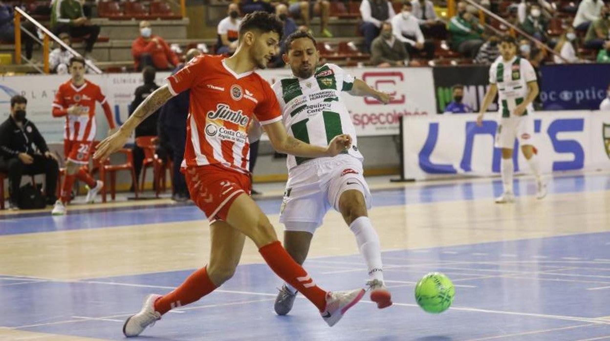 Caio César disputa un balón en el duelo ante Cartagena