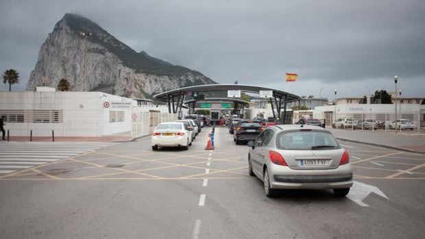 El Gobierno de España quiere tirar la Verja de Gibraltar pero se gasta cinco millones en reformarla