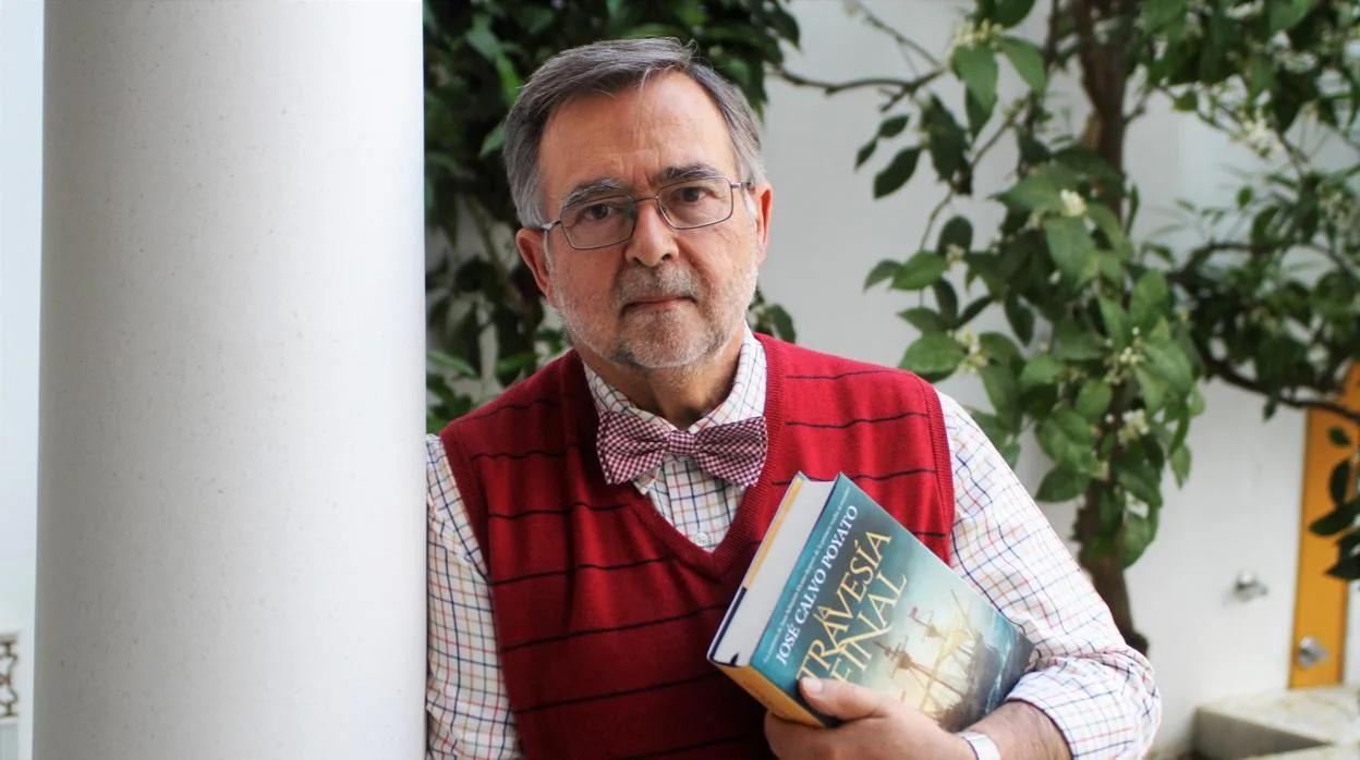 José Calvo Poyato, con un ejemplar de su libro 'La travesía infinita'