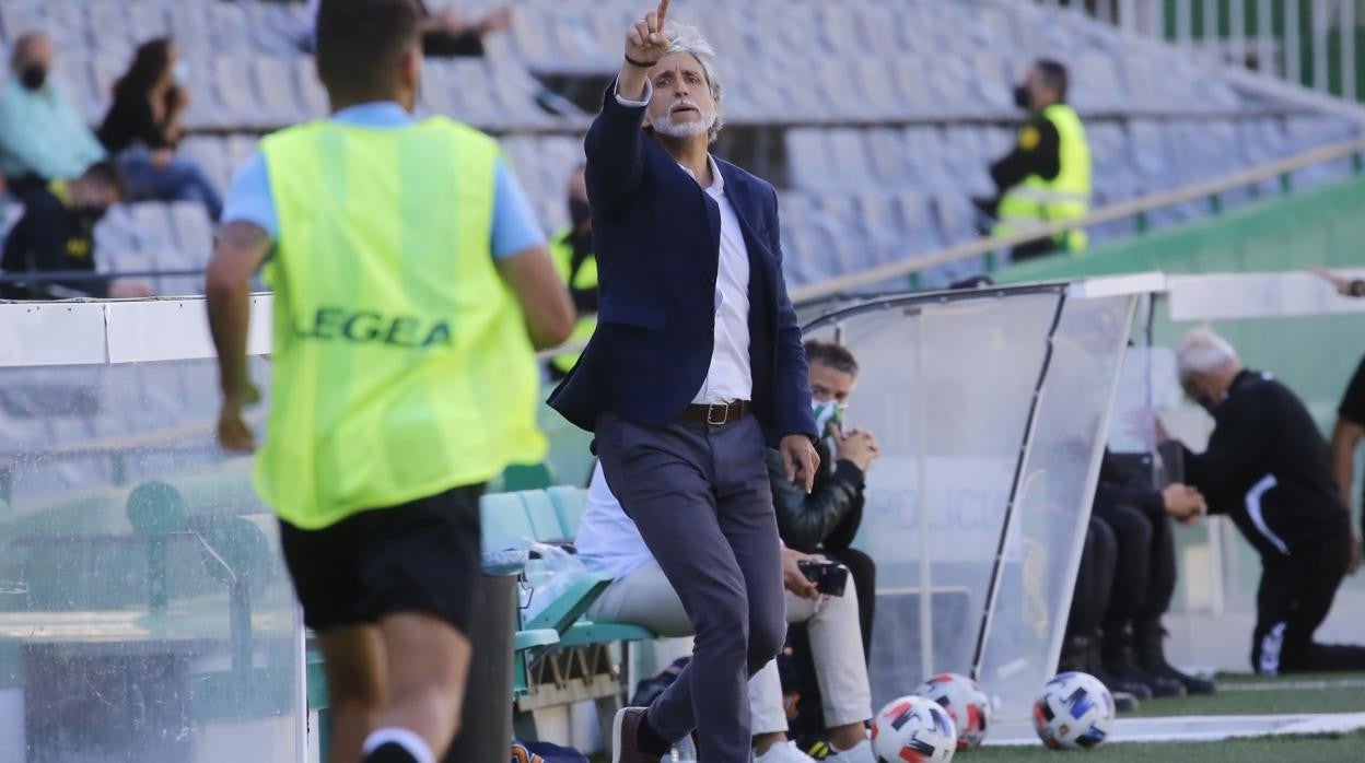 Pablo Alfaro gesticula en el partido del Córdoba CF ante el Linense