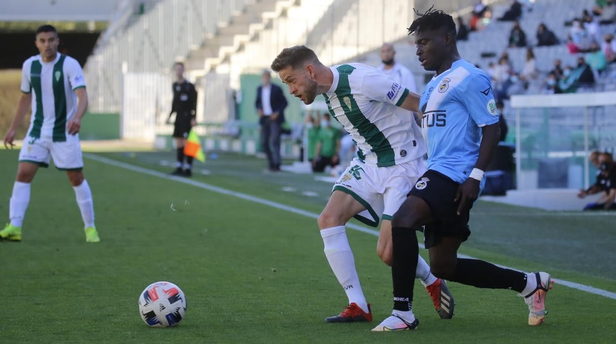 Nahuel Arroyo en una acción ante la Balompédica Linense